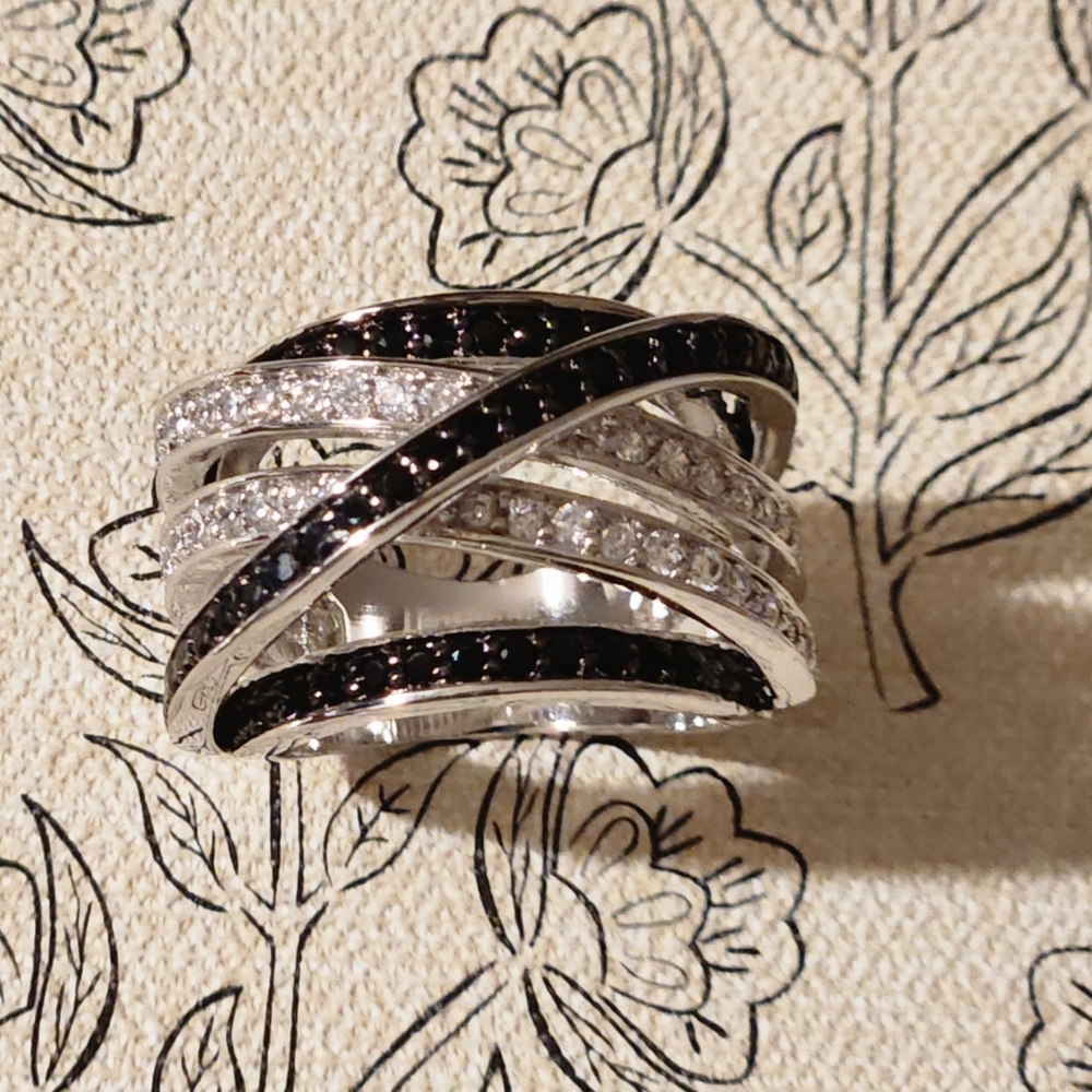 Ring ** - Picture 2 of 9